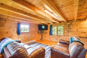 Bellevue Log Cabin w/ Gas Grill & Creek Access - Innenbereich