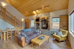 Lake Easton Cabin: Fireplace, Dogs & Sleeps 8 - Interior
