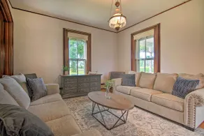 Large Historic Farmhouse on 200 Acres w/ WiFi - Innvendig
