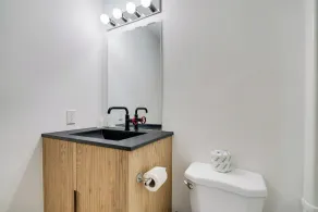 Toronto Lakeshore Hotel - Bathroom