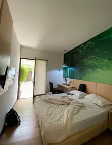 Capital O 94368 Kingstone Hotel - Zimmer