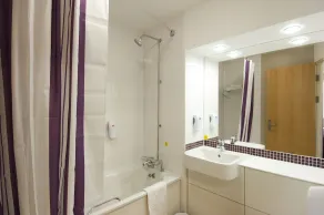 Premier Inn Halifax Town Centre - Bathroom