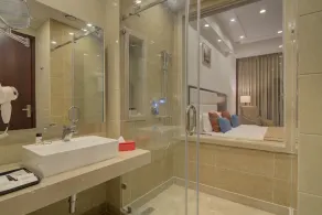 Ramada by Wyndham New Delhi Pitampura - Bathroom