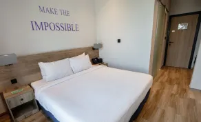 Kingsgate Canal Hotel by Millennium - Room
