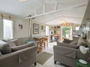 The Artist's Cabin By The Sea - Living area
