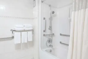 Howard Johnson by Wyndham Newark Airport - Salle de bain