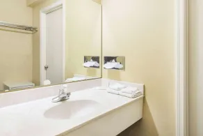 Super 8 by Wyndham O'Fallon - Salle de bain