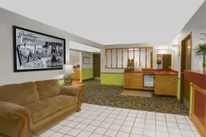 Super 8 by Wyndham Radford VA - Hall
