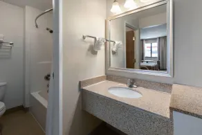 Super 8 by Wyndham Tucson/Grant Road Area AZ - Bathroom