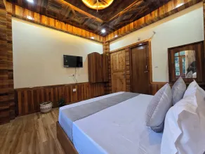 The Wooden Nook Chail - Camera
