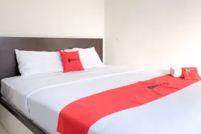 RedDoorz near Pantai Pede - Habitación