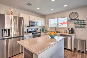 2 Mi to State Farm Stadium: Phoenix Retreat - Interiør