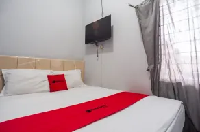 RedDoorz near Margonda Raya - Room