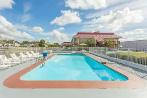 Super 8 by Wyndham Tifton - Piscine
