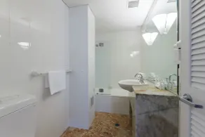 Balboa Apartments - Bathroom