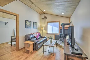 Cozy Sequim Condo: Olympic Discovery Trail Access! - Wohnbereich