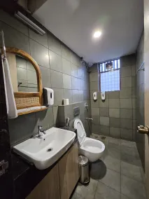 Hotel Tattva Suites NIBM, next to Corinthians Club - Baño