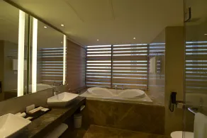 Radisson Blu Chattogram Bay View - Bathroom