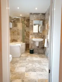 Oak End Lodge - Bathroom