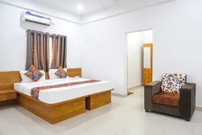 FabHotel White House Inn - Camera