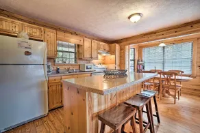 Rustic Young Harris Cabin w/ Fire Pit & Views - Innenbereich
