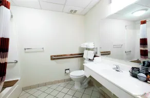 Red Roof Inn PLUS+ Danville, KY - Badezimmer
