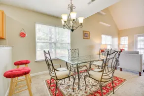 Central Greensboro Townhome + Pool Access! - Innenbereich
