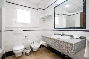Hotel Ramis fundado en 1969 - Bathroom