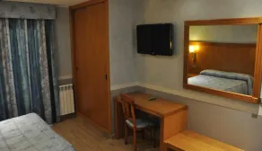 Hostal La Font - Room