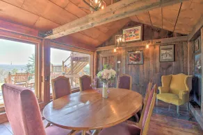 Timeless Red Sox Retreat w/ Scenic Mountain Views! - Interiör