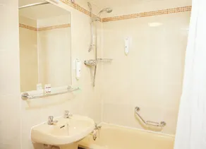 The Broughton Hotel by Greene King Inns - Bathroom