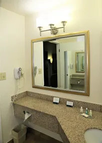 Quality Inn Fayetteville Near Historic Downtown Square - Bathroom