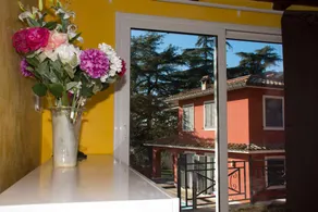 VILLA IL CICLAMINO WITH POOL FOR YOUR SOLE USE INGROUND & BIG - 70m2 house & 300m2 outdoor, child & pet friendly, 10 min drive to Montebello Station connecting to ancient Rome in 20 min, 5 min drive to supermarket & Riano medieval burg -warm ML guest care - Area soggiorno