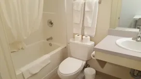 waintel studio-wainwright motel - Bathroom