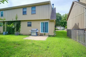 Walkable Overland Park Townhome w/ Patio - Interiör