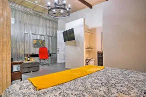 Ideally Located Vacation Rental Studio in Laredo! - Rum