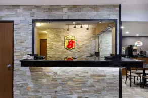 Super 8 by Wyndham Decorah - Lobby