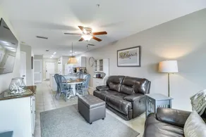 Cozy coastal condo with loft & shared pool and beach access - Interiør