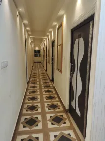 Sara Residency - Interior entrance