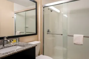 Super 8 by Wyndham Columbus West - Baño