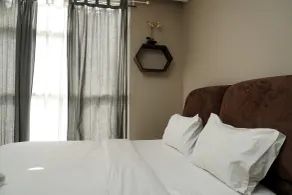 Exclusive 1BR Ciputra International Apartment By Travelio - Zimmer