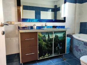 Grande villa conviviale et familiale avec jardin, piscine privée et terrasse | Vue piscine - Salle de bain