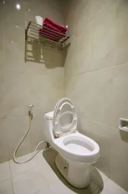 Fora Guest House Taman Lingkar - Bathroom
