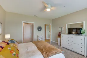 Lakefront Corsicana Condo w/ Pool Access! - Interiör