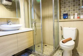 Amazing 2BR with City View The Wave Kuningan Apartment By Travelio - Badeværelse