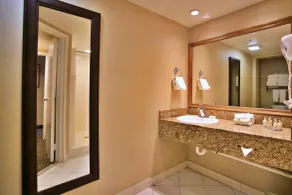 Anaheim Portofino Inn & Suites - Bathroom