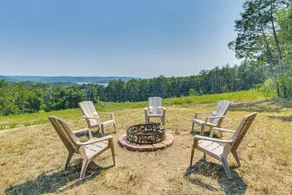 Lake View & Game Room on 3 1/2 Acres, Near Marina - Interiør