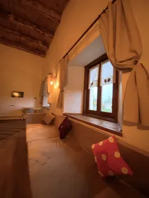 LORU HAN - Room