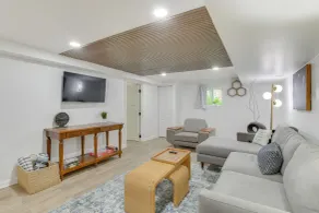 2 Mi to Logan Square: Pet-Friendly Urban Oasis! - Interior
