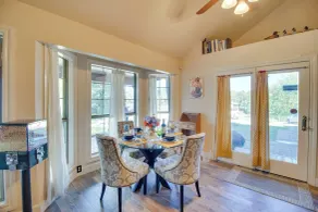 Dock, Views & Grill: Spacious Grand Lake Lodge - Innvendig